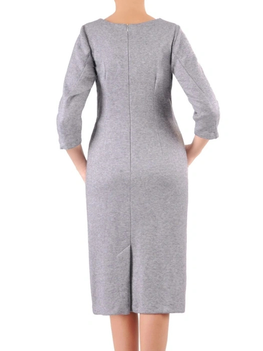 Elegancka szara sukienka midi z narzutką – prosty fason z ozdobną klamrą 36945