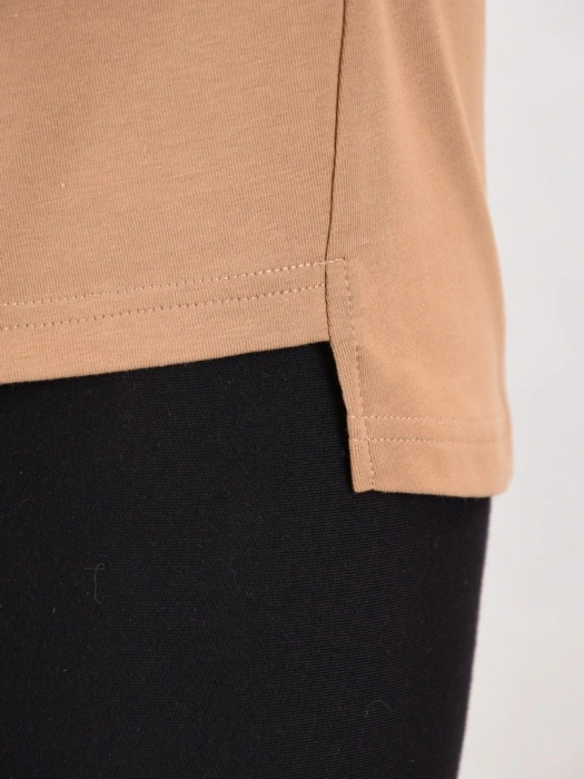 Elegancka bluzka bawełniana z długim rękawem camel – prosty fason z przedłużanym tyłem 41543