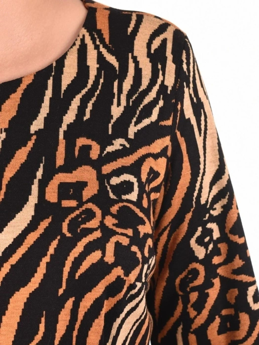 Pomarańczowa sukienka rozkloszowana maxi – stylowy zwierzęcy print z paskiem podkreślającym talię 40435