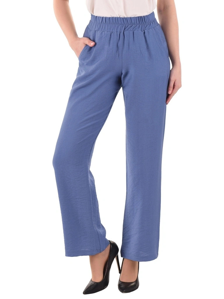 Niebieski komplet damski ze spodniami jeans – luźny fason z dekoltem w serek i paskiem 39952