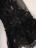 Czarna elegancka sukienka z koronkowymi rękawami 28419