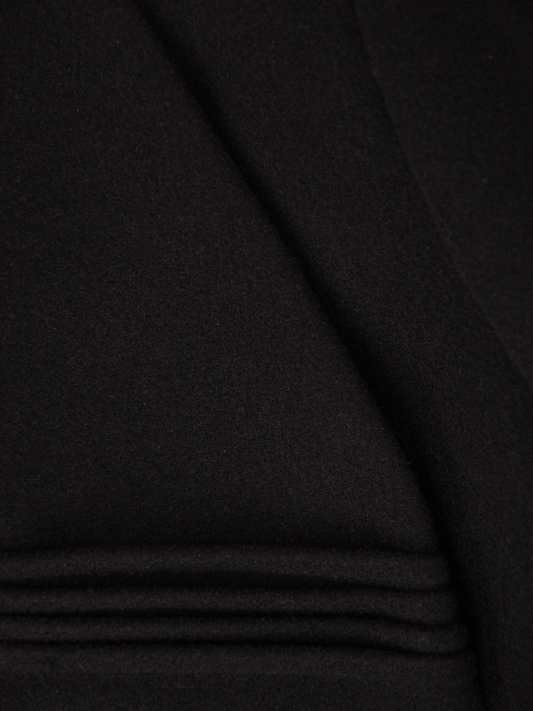 Czarny płaszcz damski o klasycznym kroju – ponadczasowa elegancja z ozdobnymi guzikami 40626