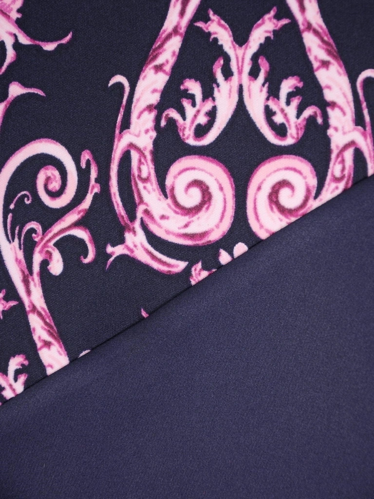 Elegancka granatowa sukienka o prostym kroju – dekolt w serek wysmuklający sylwetkę 34706