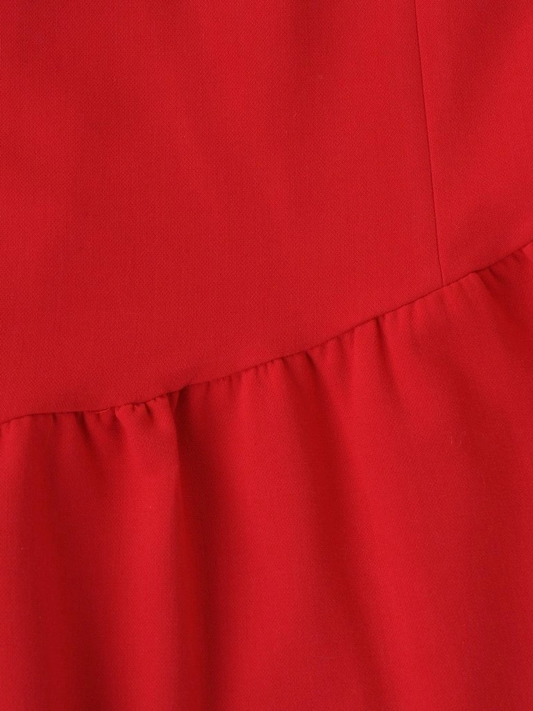 Czerwona sukienka syrenka midi z rękawami 3/4 – wyszczuplające przeszycia i ozdobna falbana 10158