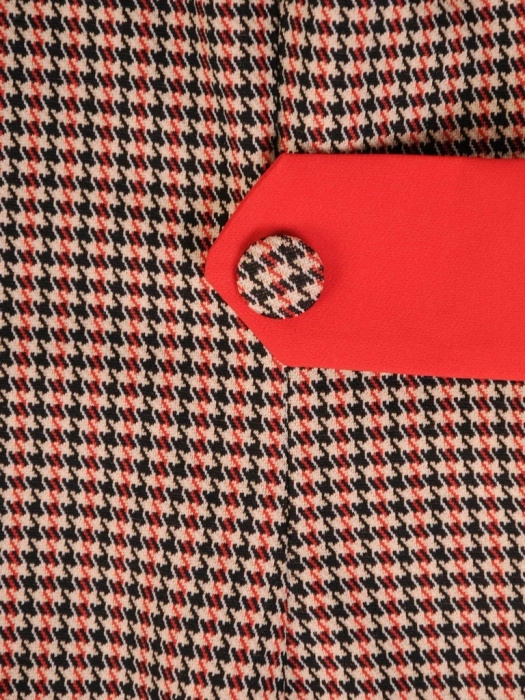 Elegancka beżowa sukienka biurowa w pepitkę midi – prosty fason z ozdobnymi patkami i rękawem 3/4 32296