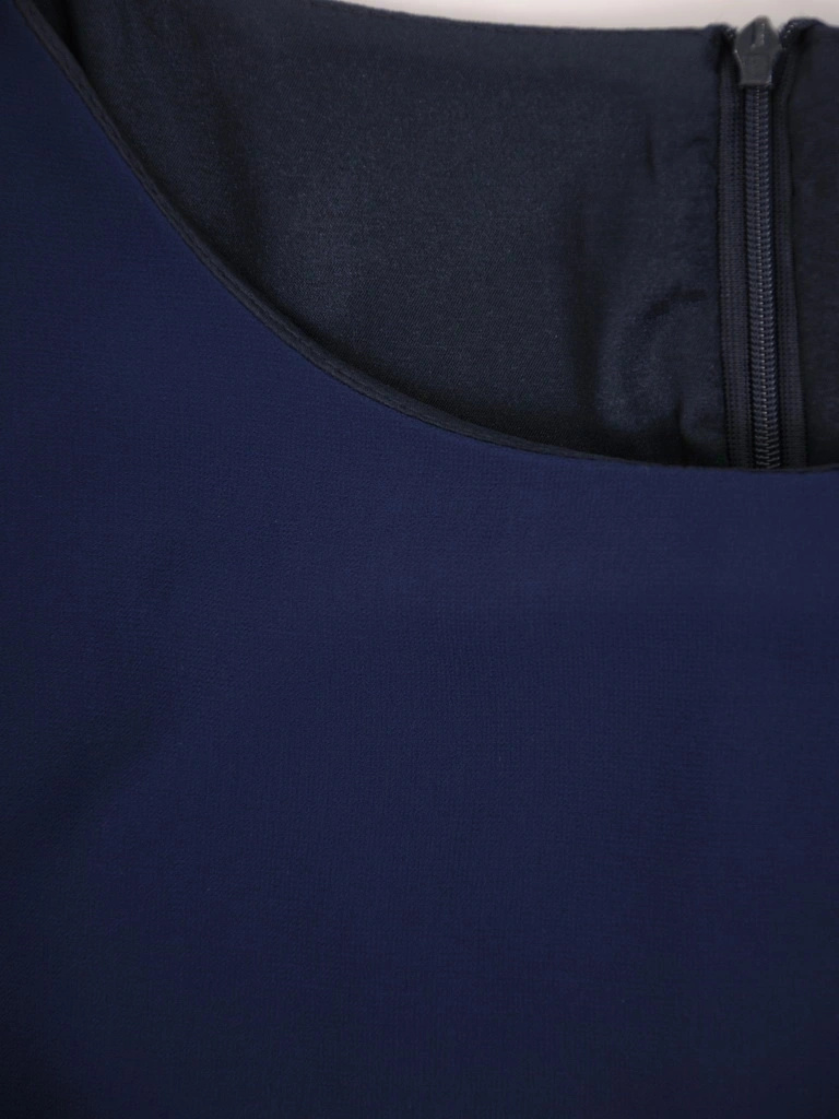 Elegancka granatowa sukienka maxi z baskinką – kopertowy dekolt i rozkloszowany dół 30723