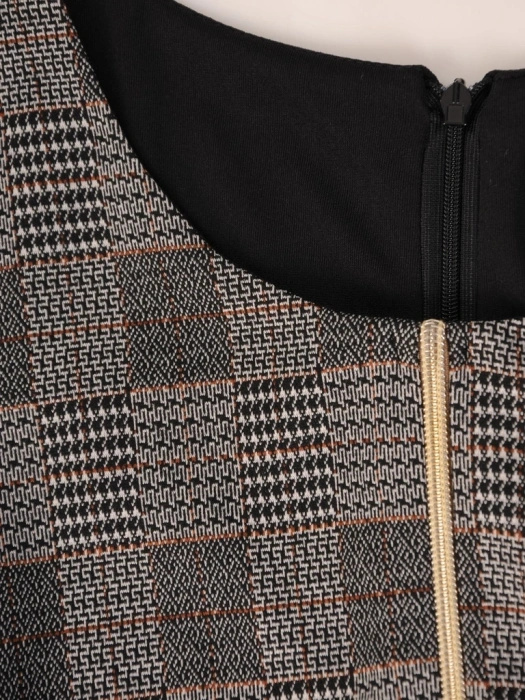 Czarna prosta sukienka midi z wzorzystą górą – delikatnie wysmuklająca kreacja z zamkiem 31290