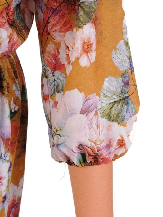 Elegancka sukienka rozkloszowana musztardowa w kwiaty – wysmuklający fason z gumką w pasie 27187