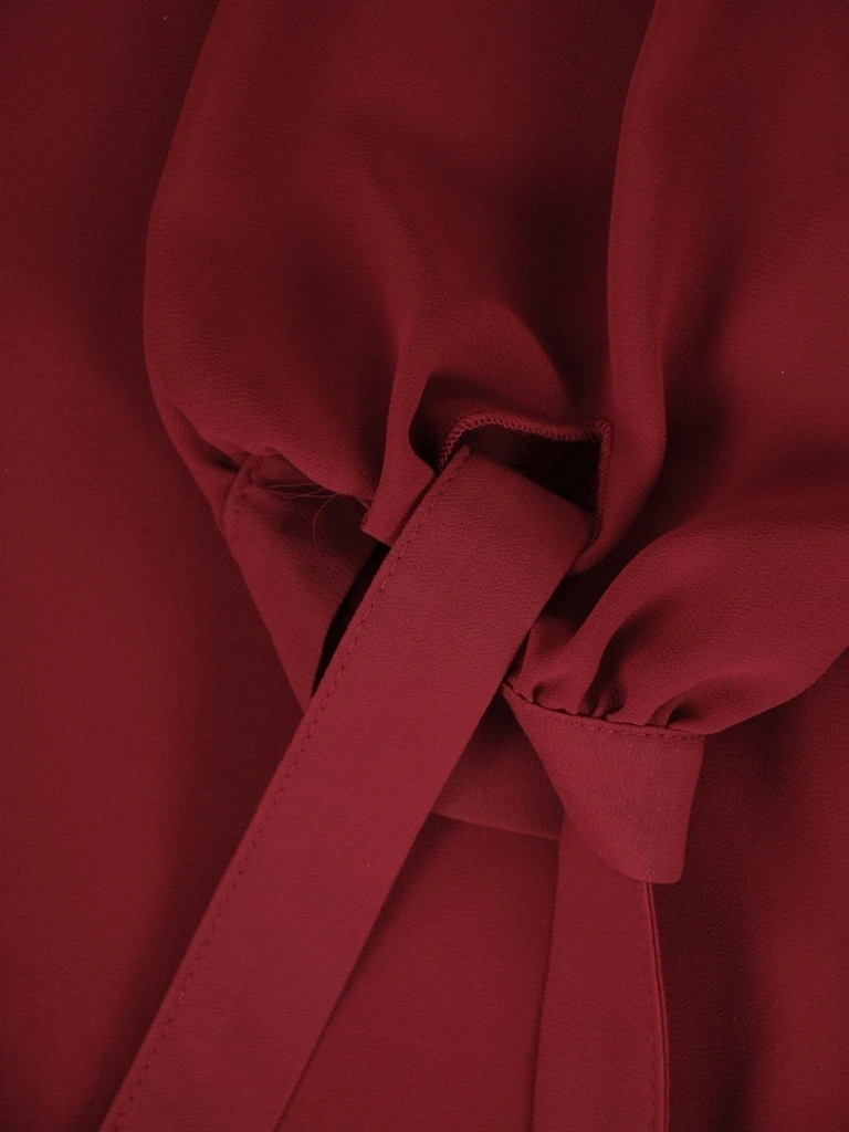 Elegancka bordowa sukienka trapezowa na wesele i święta – kobiece wiązania na rękawach 39511
