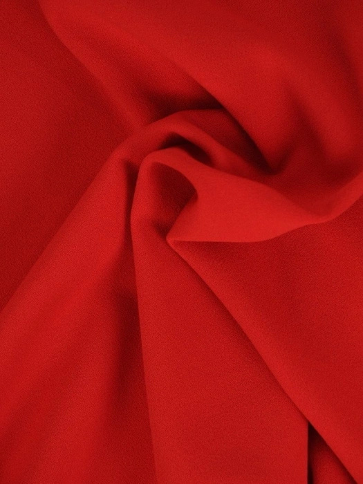 Elegancka czerwona sukienka trapezowa – cekinowe zdobienie i tuszujący krój 18697