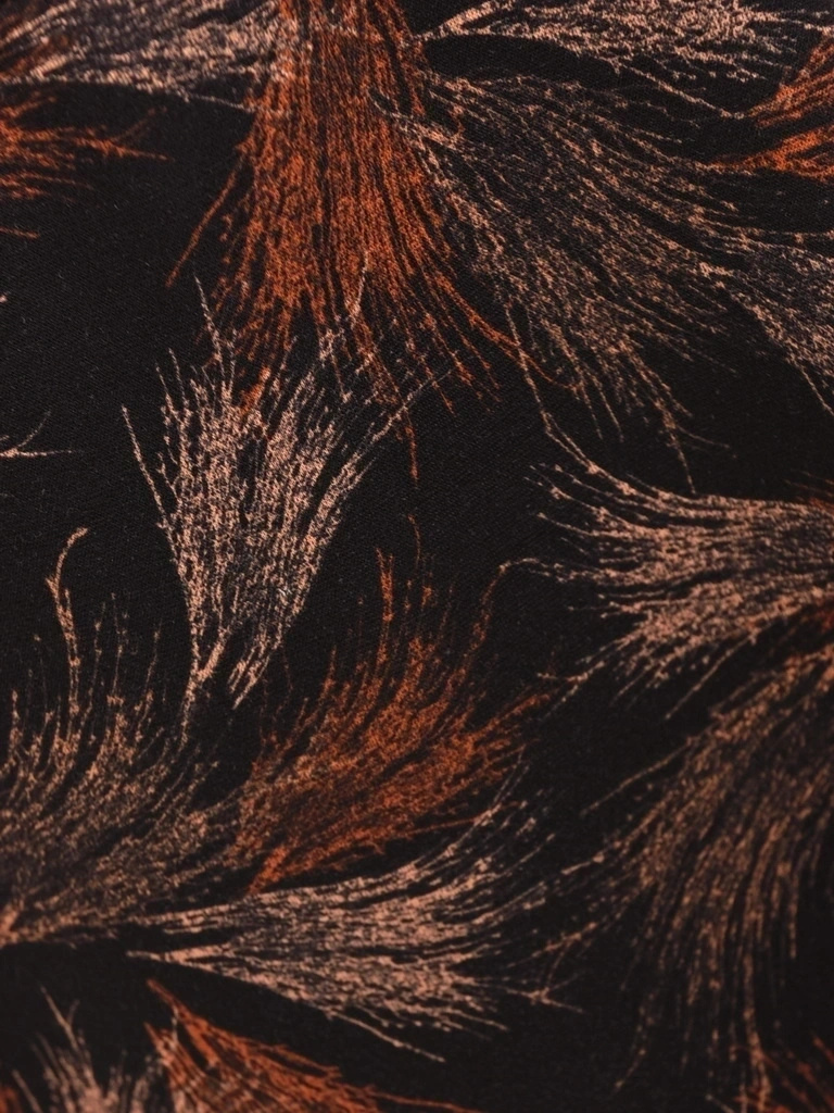 Rozkloszowana sukienka jesienna maxi z rękawem 3/4 – stylowy print i pasek podkreślający talię 40295