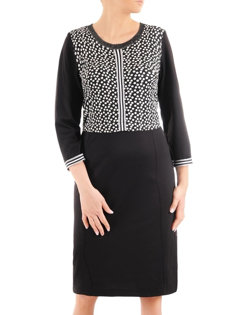 Czarna sukienka w grochy z rękawem 3/4 – prosty fason ze stylowymi mankietami 35533