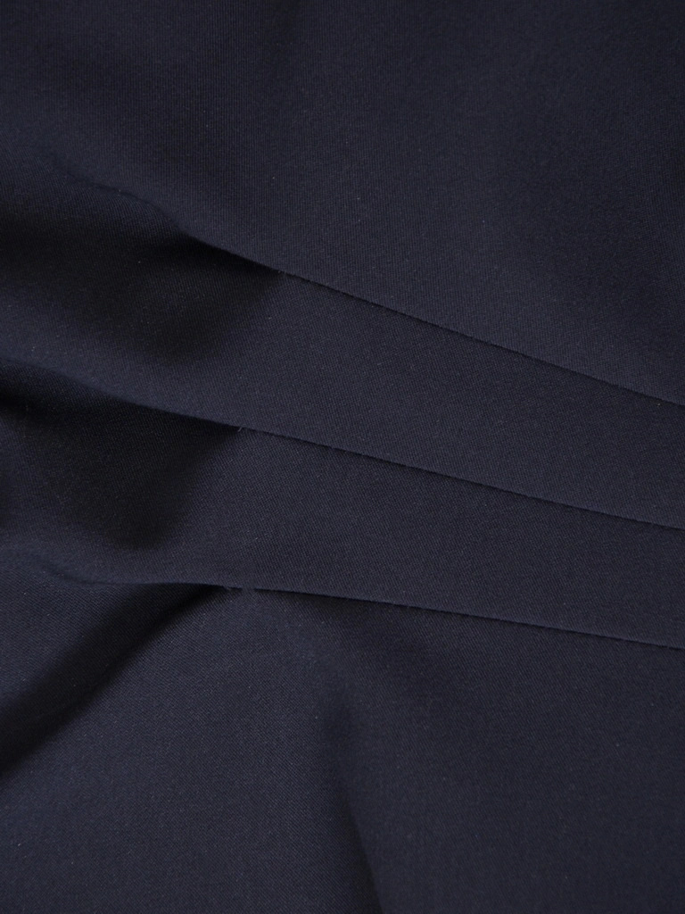 Elegancki kostium wizytowy ze spódnicą maxi – prosty krój z efektownymi rozcięciami 41114