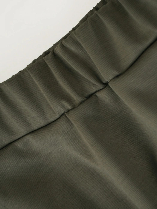 Wiskozowa spódnica trapezowa midi khaki – elastyczna talia i maskujący fason 39474