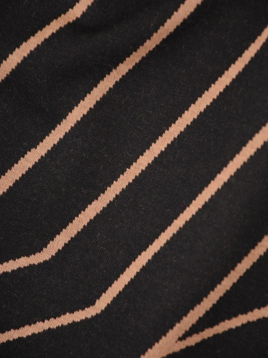 Elegancka czarna sukienka dzianinowa w paski – prosty fason wysmuklający sylwetkę 37001