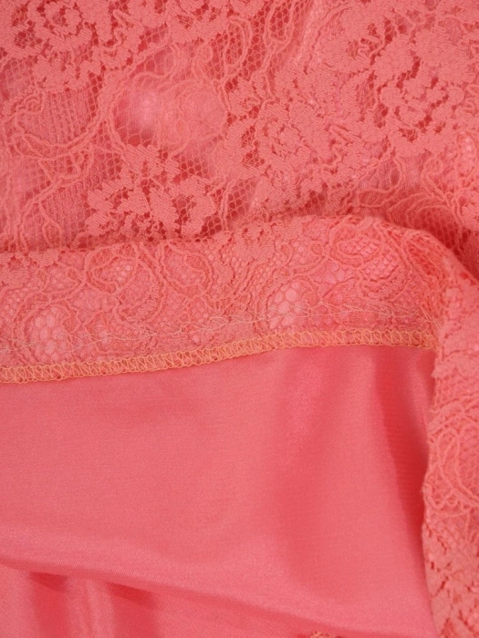 Różowa sukienka wizytowa w kwiaty midi – prosty fason z dekoltem łódka idealny na wesele 26316