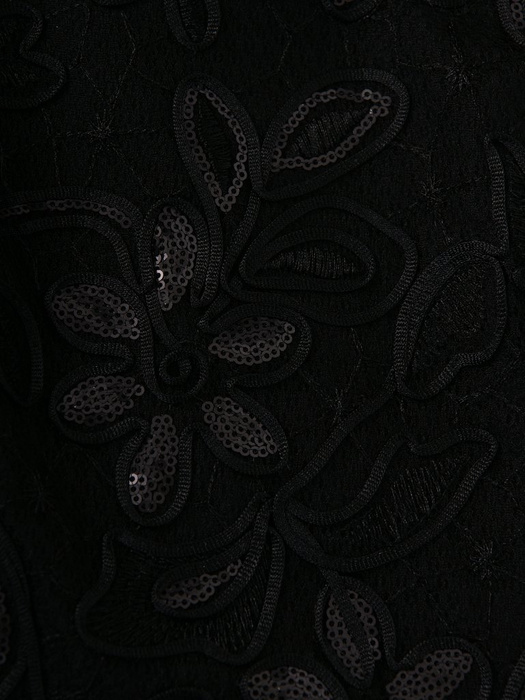 Rozkloszowana sukienka ozdobiona cekinami 14320, kreacja z koronkowym topem.