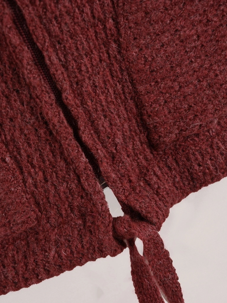 Elegancki sweter damski rozpinany w kolorze bordo – prosty krój z kapturem na chłodne dni 42173