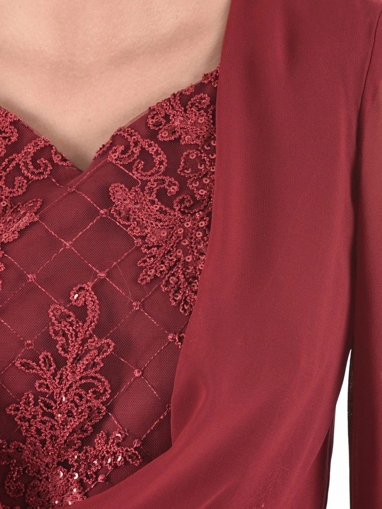 Bordowa sukienka midi na święta i andrzejki – prosty fason z biżuteryjnym dekoltem w serek 21811