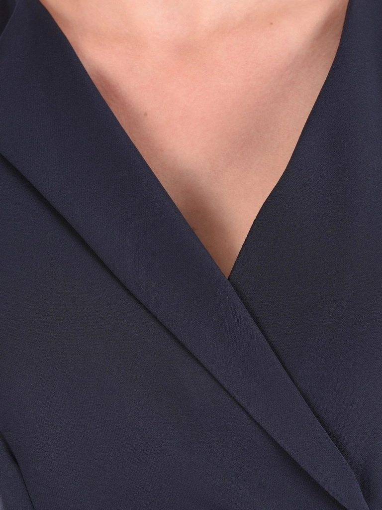 Elegancka granatowa sukienka rozkloszowana maxi w grochy – kobiecy fason z baskinką wysmuklający talię 38243