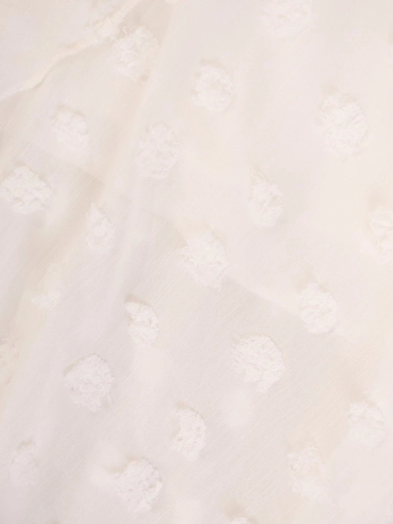 Rozkloszowana sukienka damska midi w kolorze białym – ozdobna falbana i gumka podkreślająca talię 30245