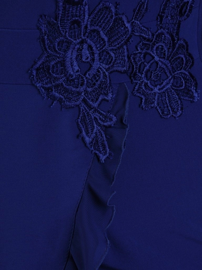 Elegancka chabrowa sukienka o prostym kroju na wesele – wyszczuplające pionowe przeszycia i falbany 24824