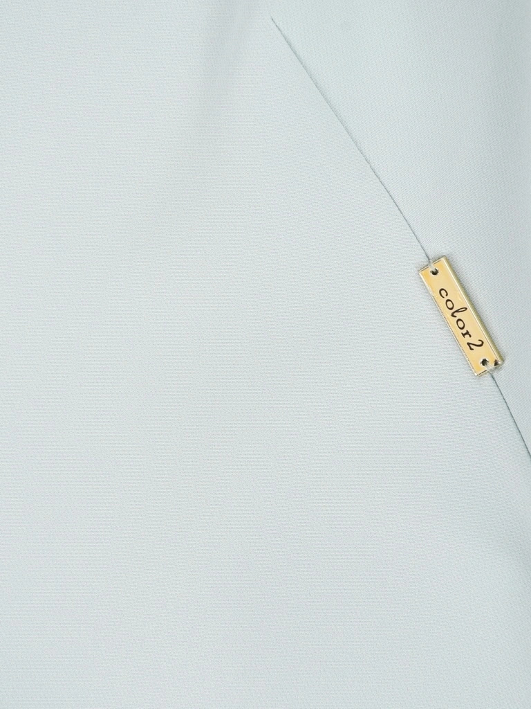 Klasyczna miętowa sukienka letnia z dekoltem serek – prosty fason midi podkreślający sylwetkę 41790