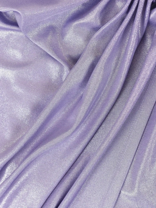 Elegancka suknia wieczorowa maxi w kolorze liliowym – prosty, kopertowy fason z ozdobną klamrą 39862