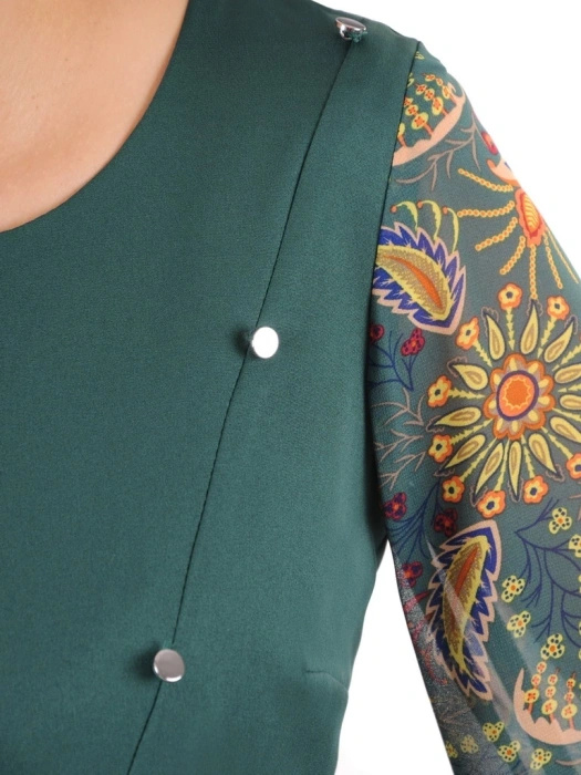 Ciemnozielona sukienka midi o fasonie syrenki – elegancki krój z ozdobnymi guzikami i falbaną 36985