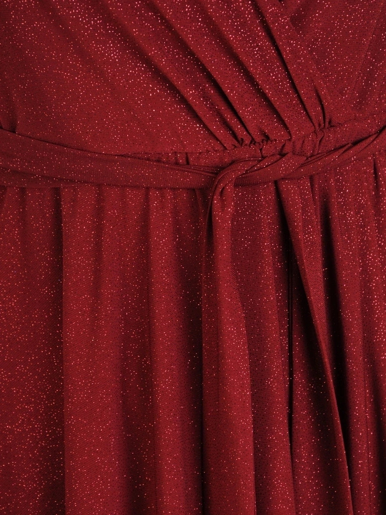 Elegancka bordowa sukienka rozkloszowana midi – kopertowy dekolt i błyszczący akcent z paskiem w talii 31928