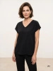 Wizytowa bluzka damska czarna na andrzejki – luźny fason z dekoltem w serek wysmuklający sylwetkę 38342