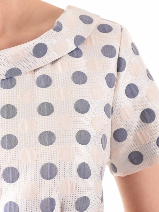 Elegancka suknia wieczorowa maxi rozkloszowana w grochy – fason ze złotą nitką modelujący sylwetkę 39954