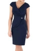 Klasyczna granatowa sukienka ołówkowa midi – maskujące marszczenia i kopertowy dekolt 8574
