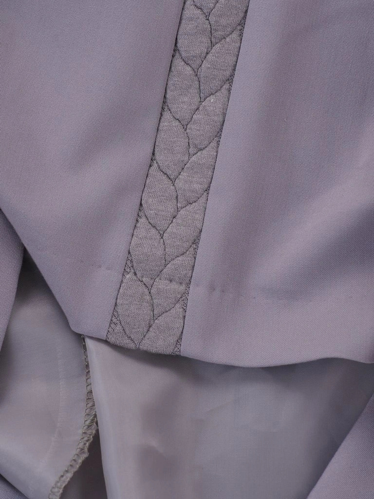Elegancka szara sukienka biurowa midi – prosty krój z rękawem 3/4 i dekoltem w łódkę 7249