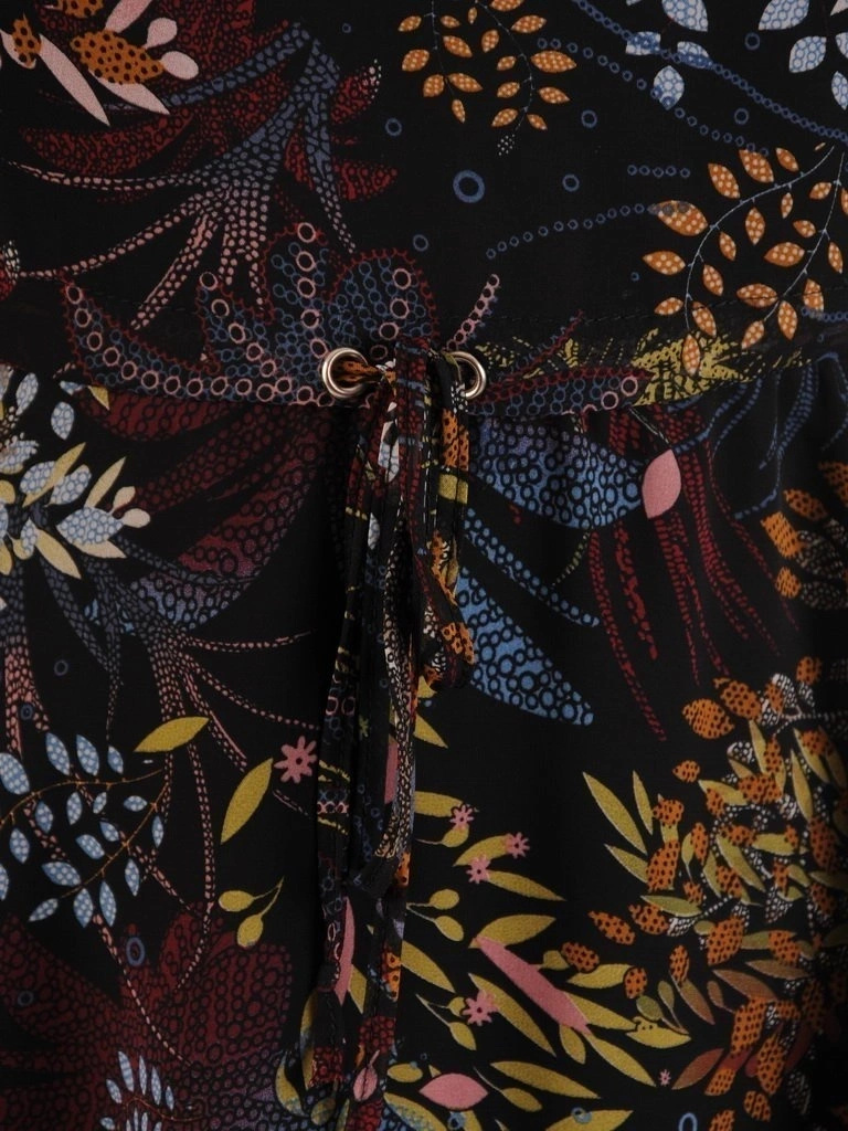 Elegancka czarna sukienka rozkloszowana midi w kwiaty – kobiecy fason z wiązaniem w pasie 26413
