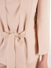 Elegancki beżowy komplet damski ze spodniami na wesele – prosty fason z wiązaniem podkreślającym talię 39448