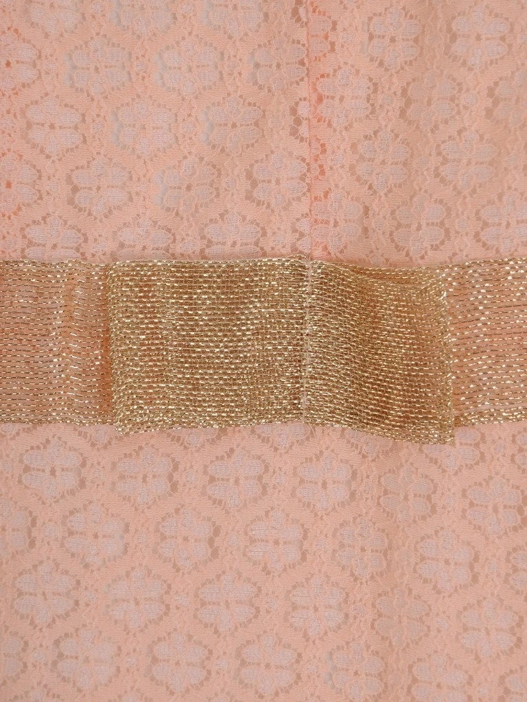 Krótka różowa sukienka koktajlowa w kwiaty – fason z paskiem zaznaczającym talię 21489