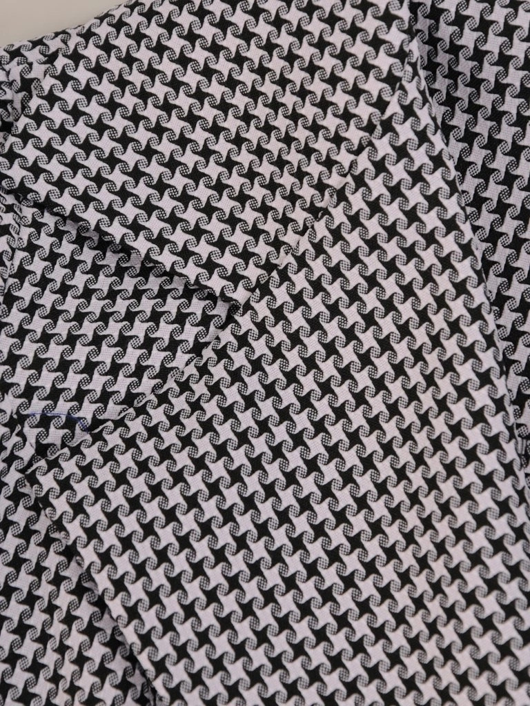 Elegancka sukienka rozkloszowana w kratę do pracy – ozdobne guziki i fason podkreślający talię 25384