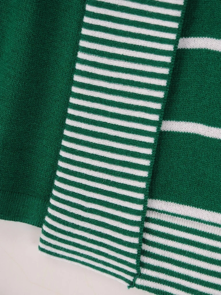 Elegancki sweter damski w paski z narzutką – prosty fason idealny na chłodne dni 38910