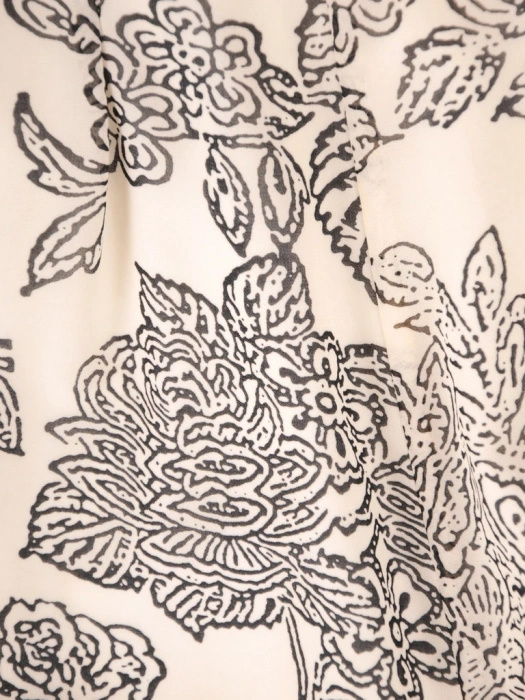 Kobieca sukienka rozkloszowana maxi w kwiaty – elegancki fason wysmuklający sylwetkę z rękawem 3/4 39329