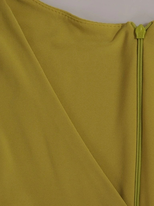 Elegancka sukienka midi w kolorze pistacji o prostym kroju – kobiece zakładki modelujące sylwetkę 20889