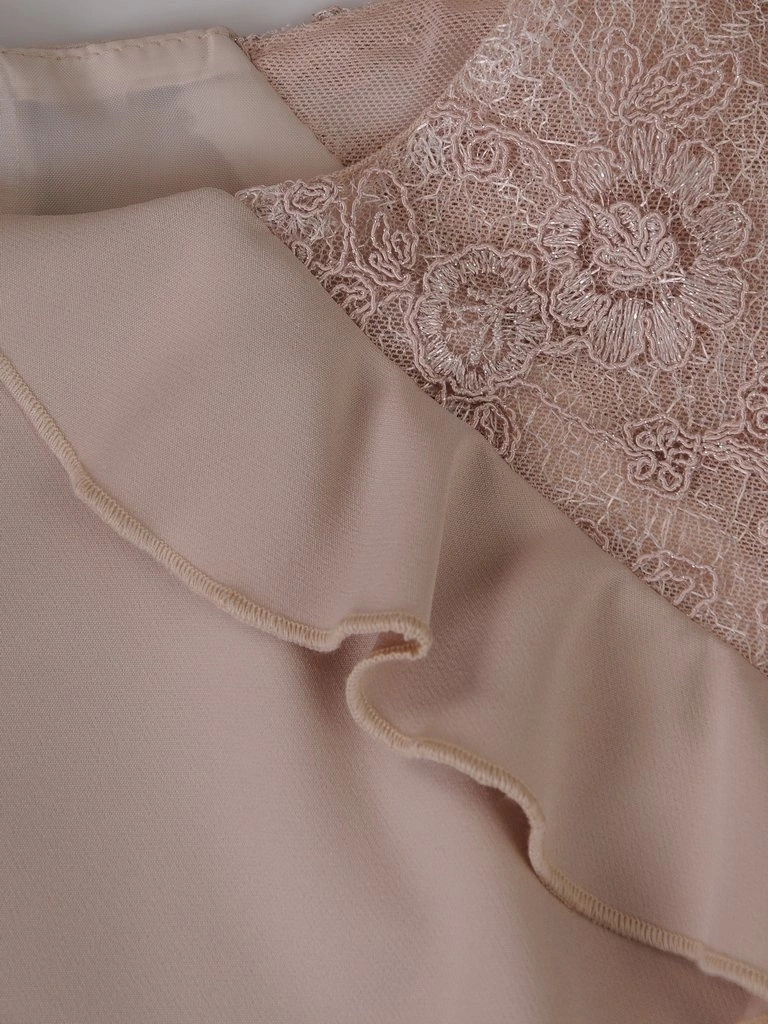 Elegancka beżowa sukienka na wesele syrenka – modelujący sylwetkę fason z koronką 15247