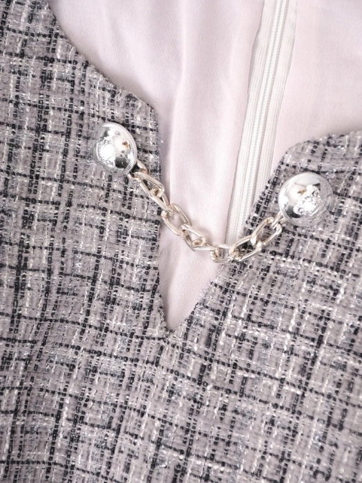 Elegancka szara sukienka w kratkę midi – prosty fason z ozdobnymi patkami i dekoltem w serek 38608