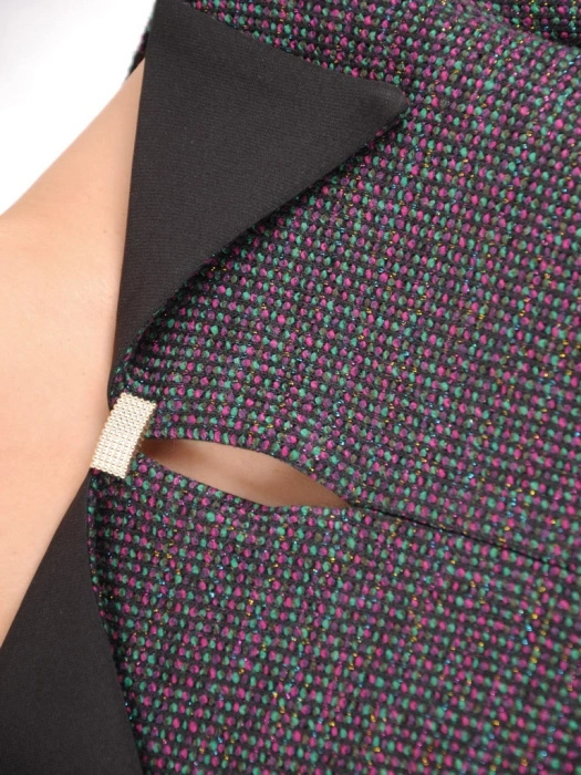 Elegancki kostium damski z szerokimi spodniami – tuszujący fason z ozdobną broszką 37467