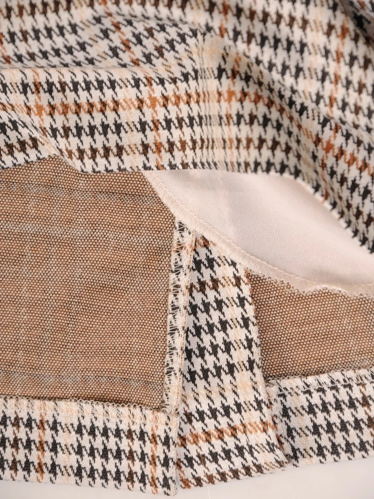 Prosta sukienka biurowa w pepitkę beżowa – stylowy kopertowy dekolt z kołnierzem i broszką 32287