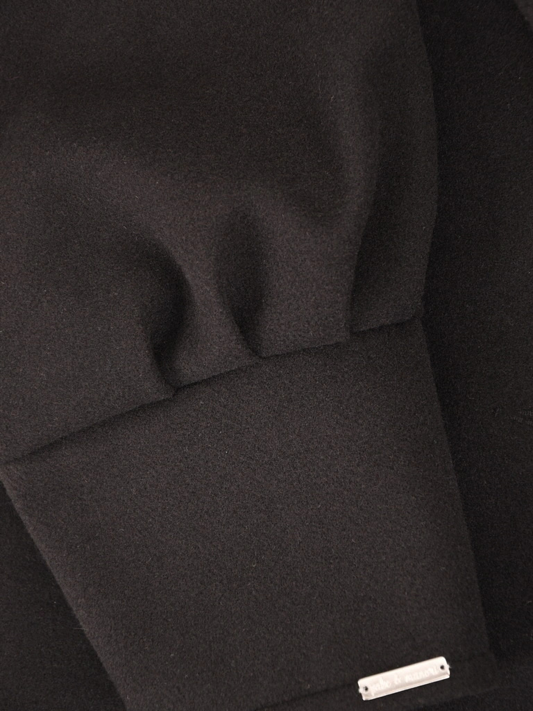 Elegancki czarny płaszcz damski na jesień i zimę – modny fason z klasycznym kołnierzem 42108