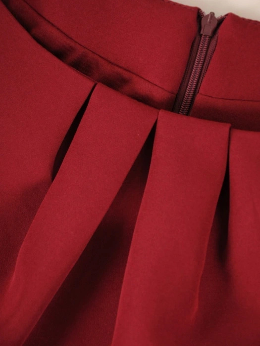 Bordowa prosta sukienka midi z dekoltem łódka – elegancka kreacja z broszką i rękawem 3/4 12968