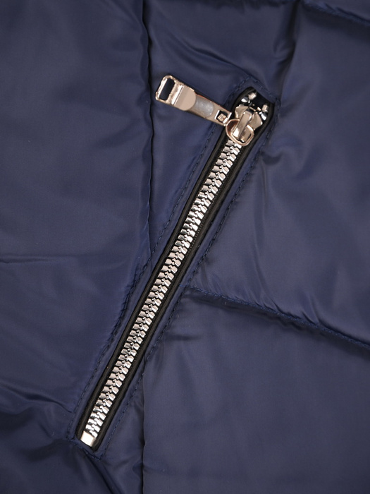 Granatowa kurtka z pikowanej tkaniny z ozdobnym kapturem 33993