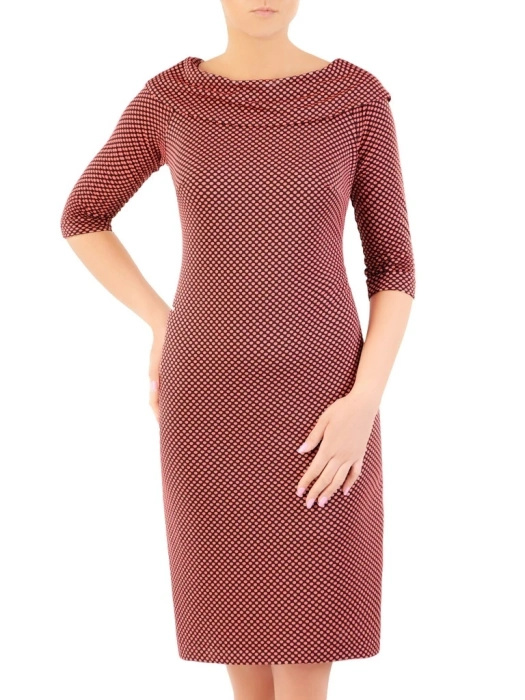 Koralowa sukienka w grochy o prostym kroju z rękawem 3/4 – stylowy model idealny do pracy 32651
