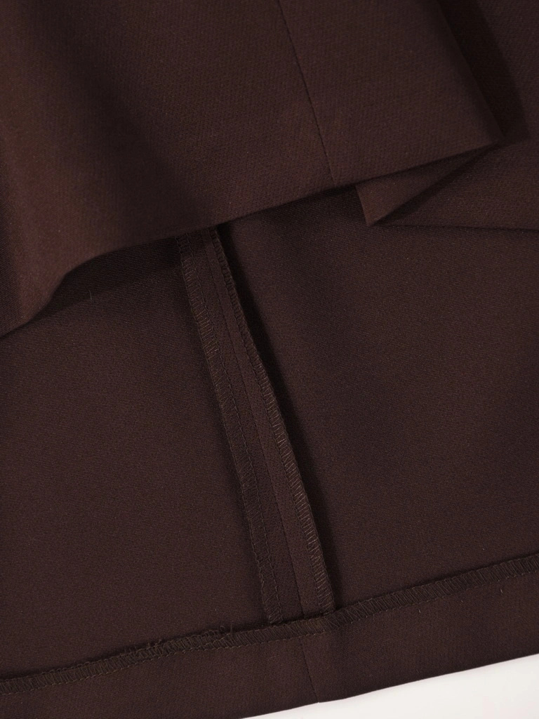 Elegancka brązowa sukienka damska midi na jesień – prosty fason z naszywanymi kwiatami i rękawem 3/4 40970